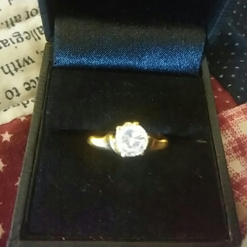 18k HGE CZ ring size 7
